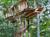 TREEHOUSE U VÝRA V MĚSTSKÝCH LESÍCH V BRATISLAVĚ (SLOVENSKO) 